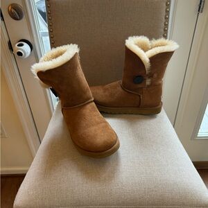 Authentic UGG Australia Bailey Button Boots in Walnut - Size 7